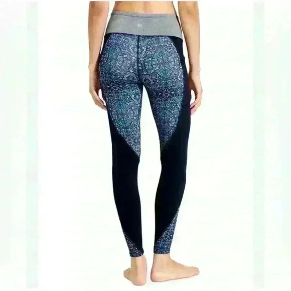 Athleta High Rise Tapestry Chaturanga to Town Tight. Size Small. - Picture 2 of 7